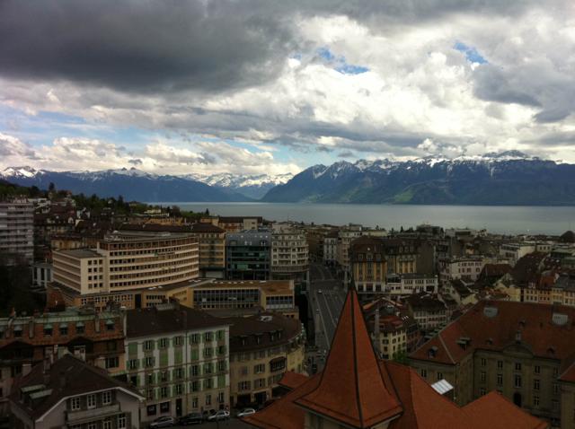 La catedral de Lausanne y el lago Lemán de Ginebra