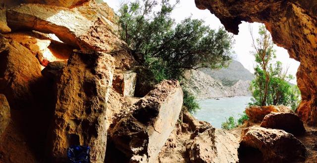 Desde el interior de la Cueva del Gigante, una hermosa ventana al Mediterraneo