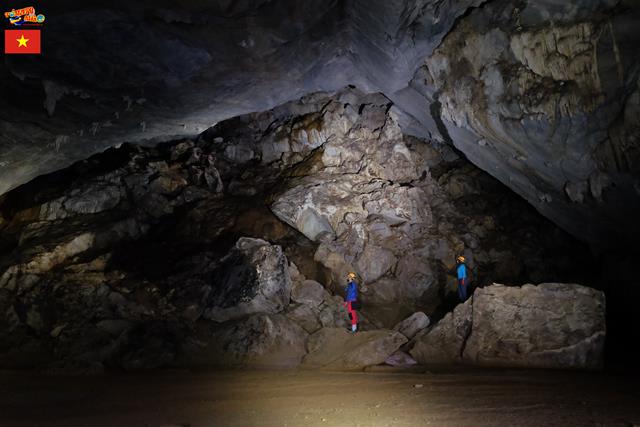 Hang Nuoc Nut (las dimensiones de la cueva son increíbles)