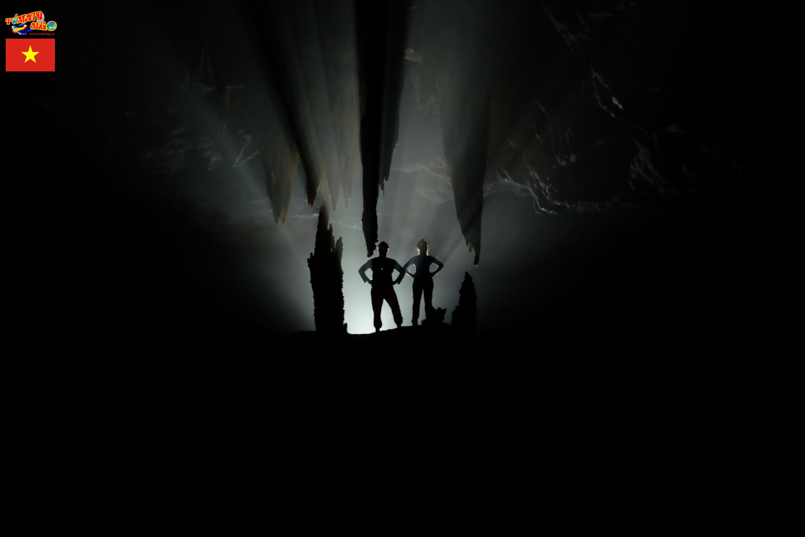 Hang Nuoc Nut (el juego de luces en la oscuridad de la cueva consigue imágenes como esta)