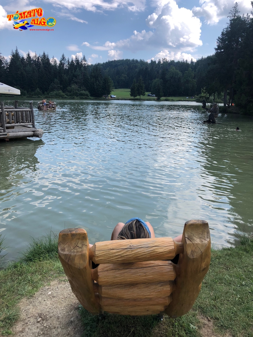 Ana contemplando el lago sentada en una mecedora de madera