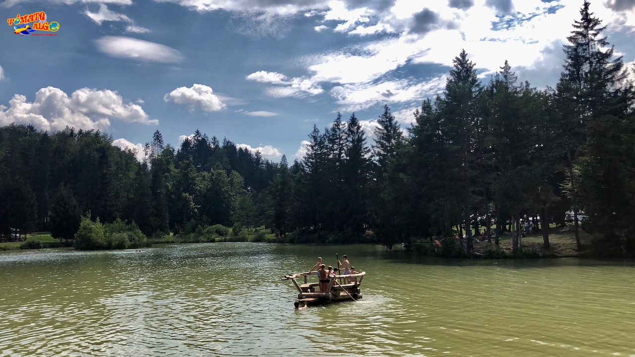 En el interior del lago había una balsa con una mesa y bancos hecha con madera, y que los mismos niños podían trasladar mediante largos remos.