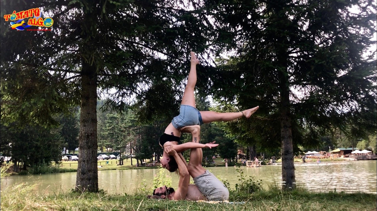 Ana enseñándome posturas de acro yoga alrededor del lago