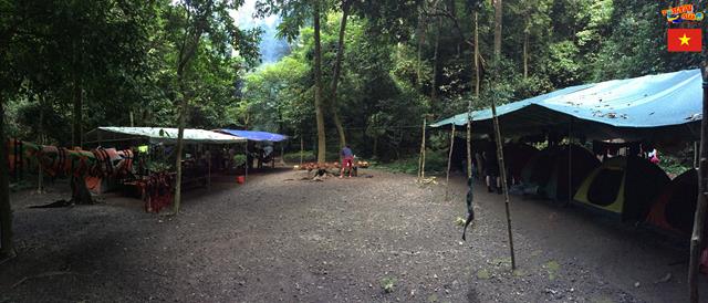 El campamento base a escasos metros de la entrada a Hang Va