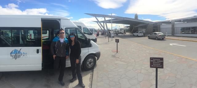 Panorámica del aeropuerto de El Calafate con Soler y Mangeles junto al auto de Glaciers Land