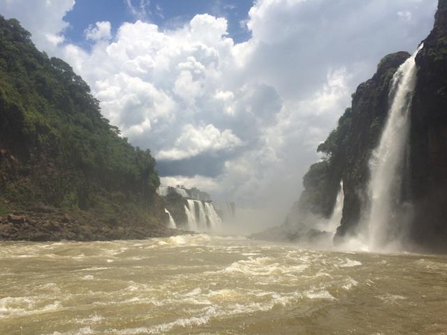 Desde el río Iguazú, a la izquierda brasil, a la derecha Argentina, en frente, la Garganta del Diablo
