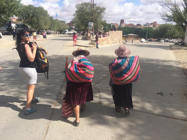 Mangeles con dos "cholitas"