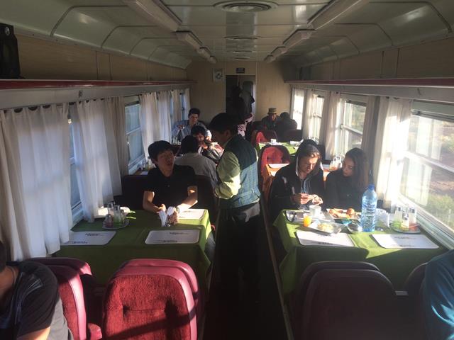 El restaurante en movimiento del tren boliviano