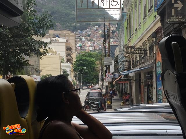 De camino a ver el Cristo, al fondo: la favela Santa Marta