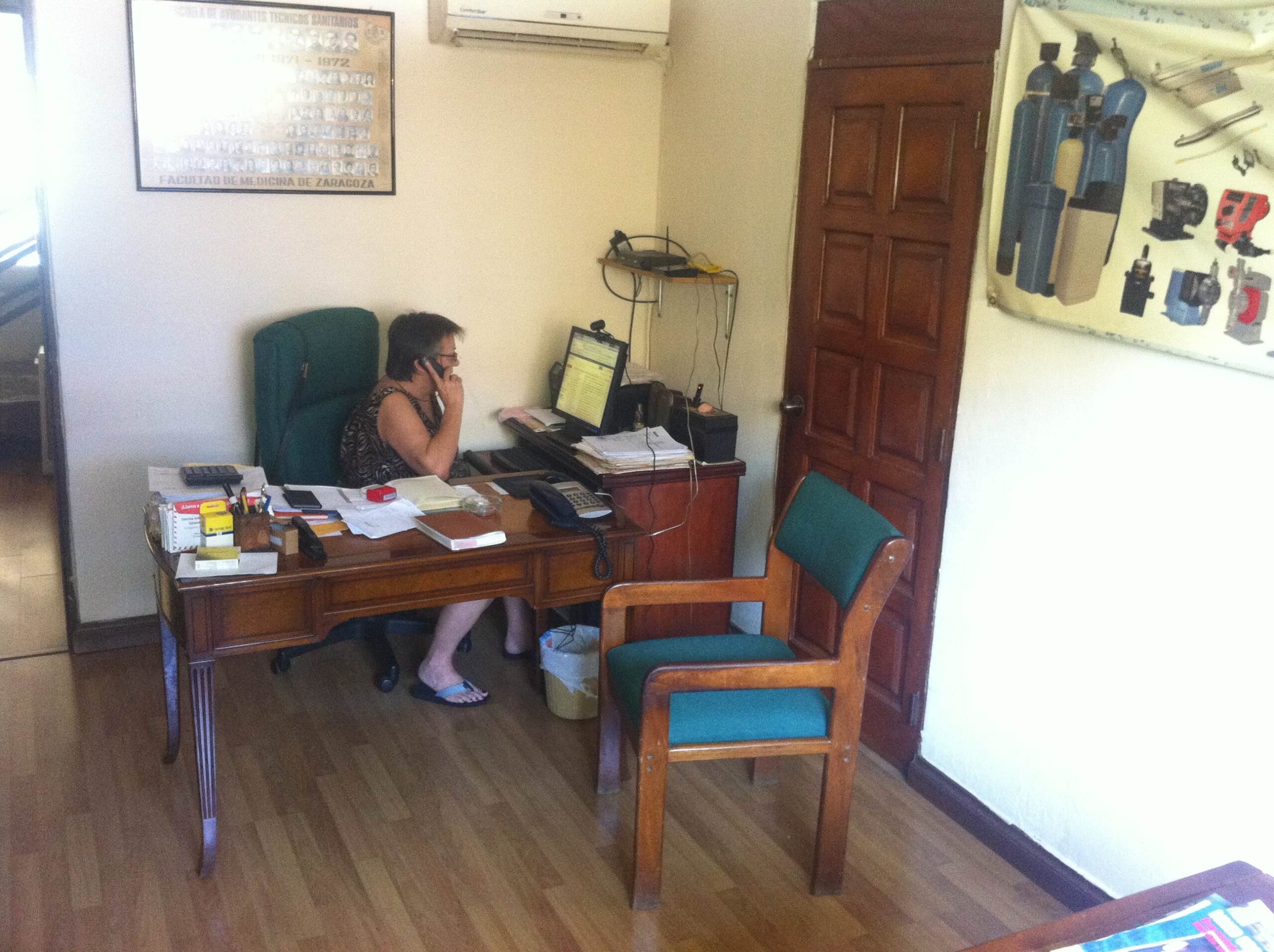 Doña Ana gestionando el trabajo del día en la oficina
