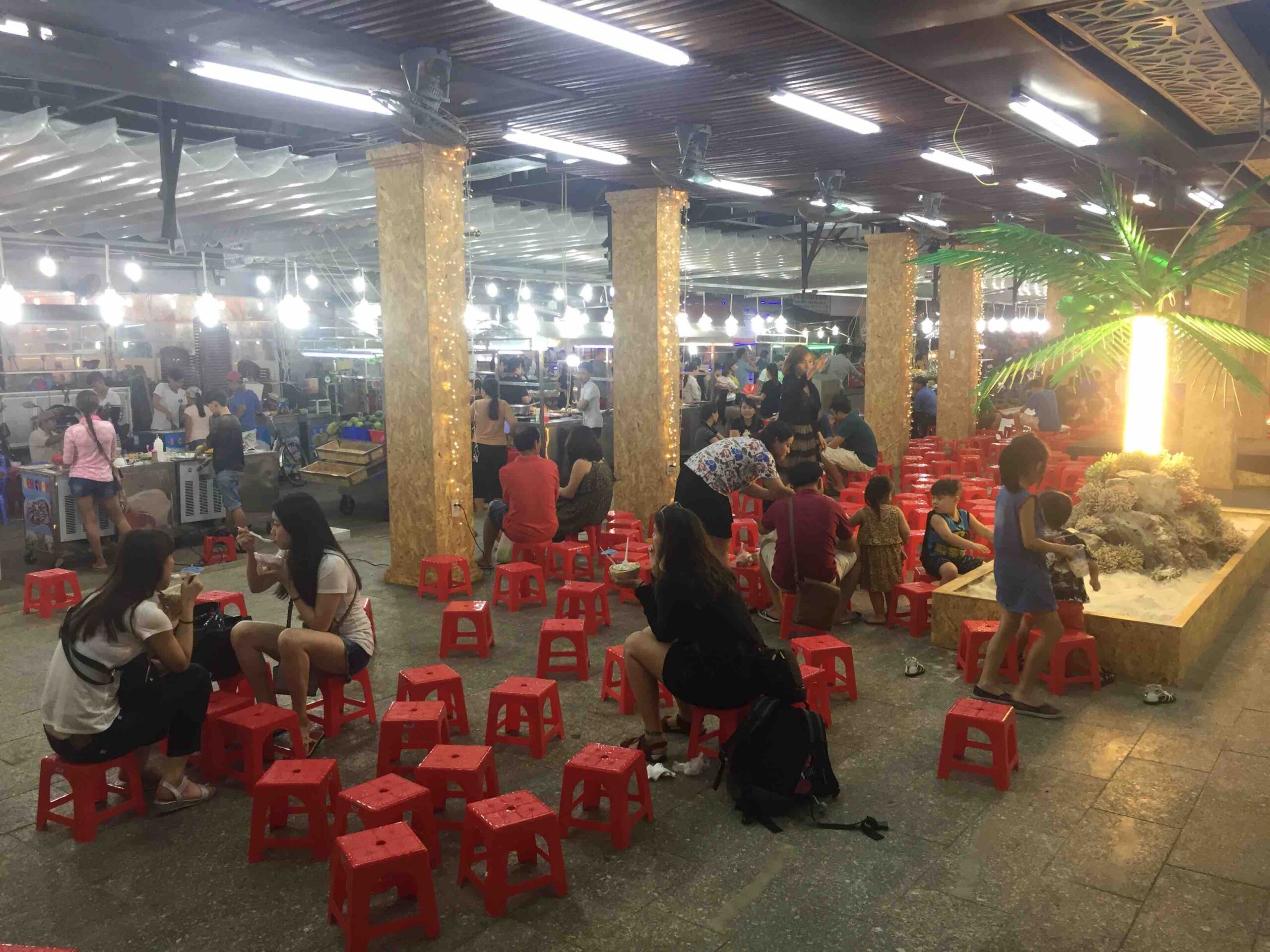 Momentos del mercado nocturno en Duong Dong
